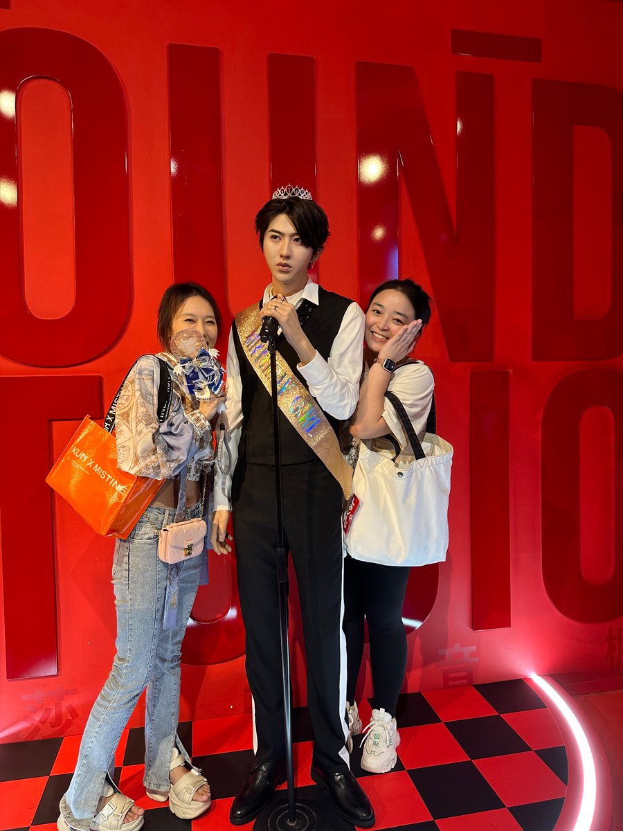 zwei_Nathalia's tweet photo. Happy Birthday ! I hope you have a wonderful day ! No worries about the past ,no fear  of the future ,the new year is growing ,carefree.

Happy Birthday to KUN
KUN &amp; iKUN Forever 
#CaiXukun
#CaiXukun0802
@CXK_official https://t.co/fRCHYUXP4S