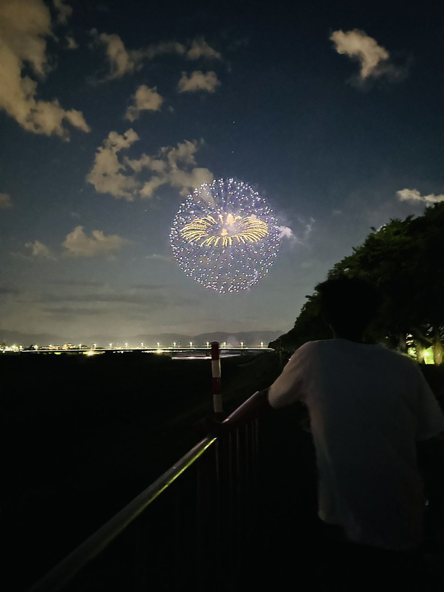 katot113's tweet photo. 花火大会神すぎて神だった😊
また行きたい!
#花火大会
#富山
#SIDLab
#岩本研究室 https://t.co/AjyTwSLxpi