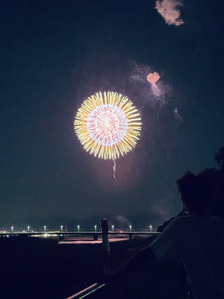 katot113's tweet photo. 花火大会神すぎて神だった😊
また行きたい!
#花火大会
#富山
#SIDLab
#岩本研究室 https://t.co/AjyTwSLxpi