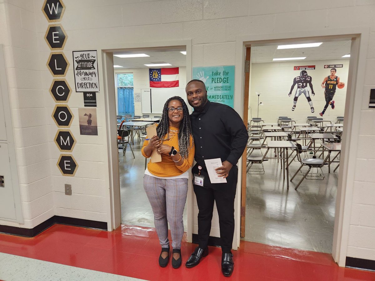 DrMilesk31's tweet photo. The excitement is in the air @WMSHCS as Team Social Studies is ready to welcome parents and students back into the building. #OpenHouse2023 #ExpectExceptionalHCS @melanie_kellam @SocialST_HCS https://t.co/zsOIMXoMt0