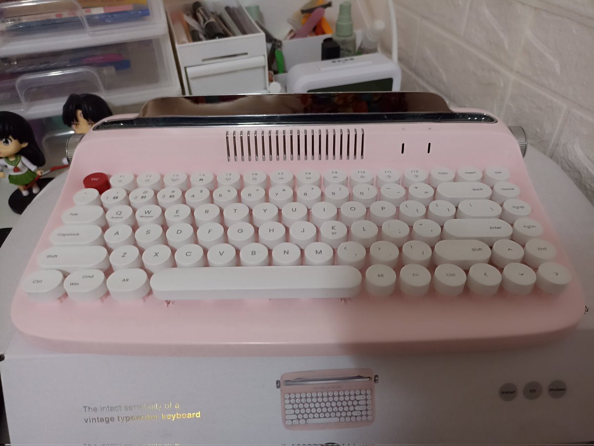June784_Shop's tweet photo. พร้อมส่ง คีย์บอร์ดบลูทูธ actto
น้องน่ารักมาก ดีไซน์คล้ายพิมพ์ดีดค่ะ สีชมพูนม ๆ เสียงกดเพลินมาก
ราคา 450 รวมส่ง ลดสุด ๆ แล้วค่ะ 🥹 มีกล่องให้ค่ะ แต่สภาพเยินนิดหน่อยนะคะ ดีเอมมาได้เลยพร้อมตอบ 🙏🏻💗 #คีย์บอร์ดมือสอง #ACTTO #คีย์บอร์ดบลูทูธ #ส่งต่อของใช้ #คีย์บอร์ดไร้สาย #คีย์บอร์ด https://t.co/XVteAm9rdJ