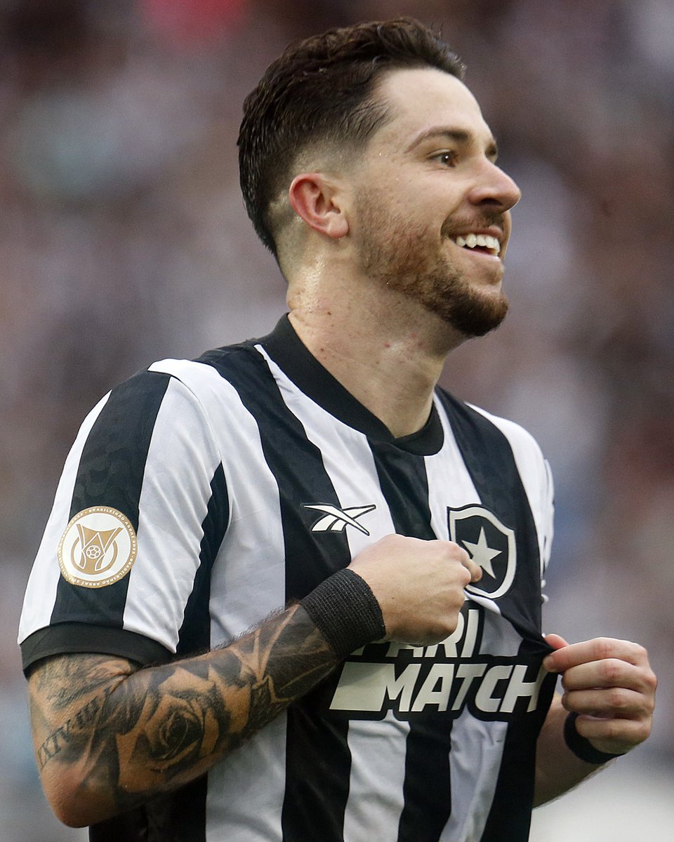 Qual é o escudo mais bonito de mundo, Sauer? ⭐️😎 #VamosBOTAFOGO

📸 Vítor Silva/ BFR