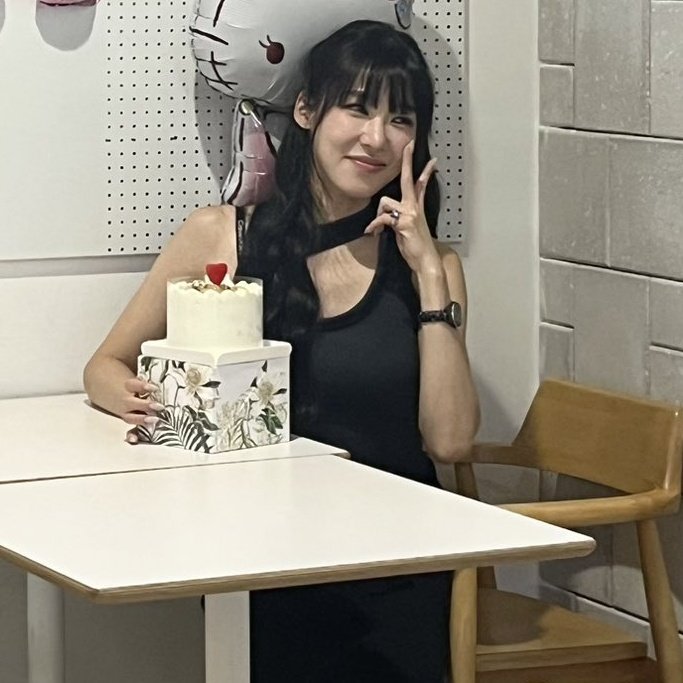 she is so smol 🥺🥺🥺