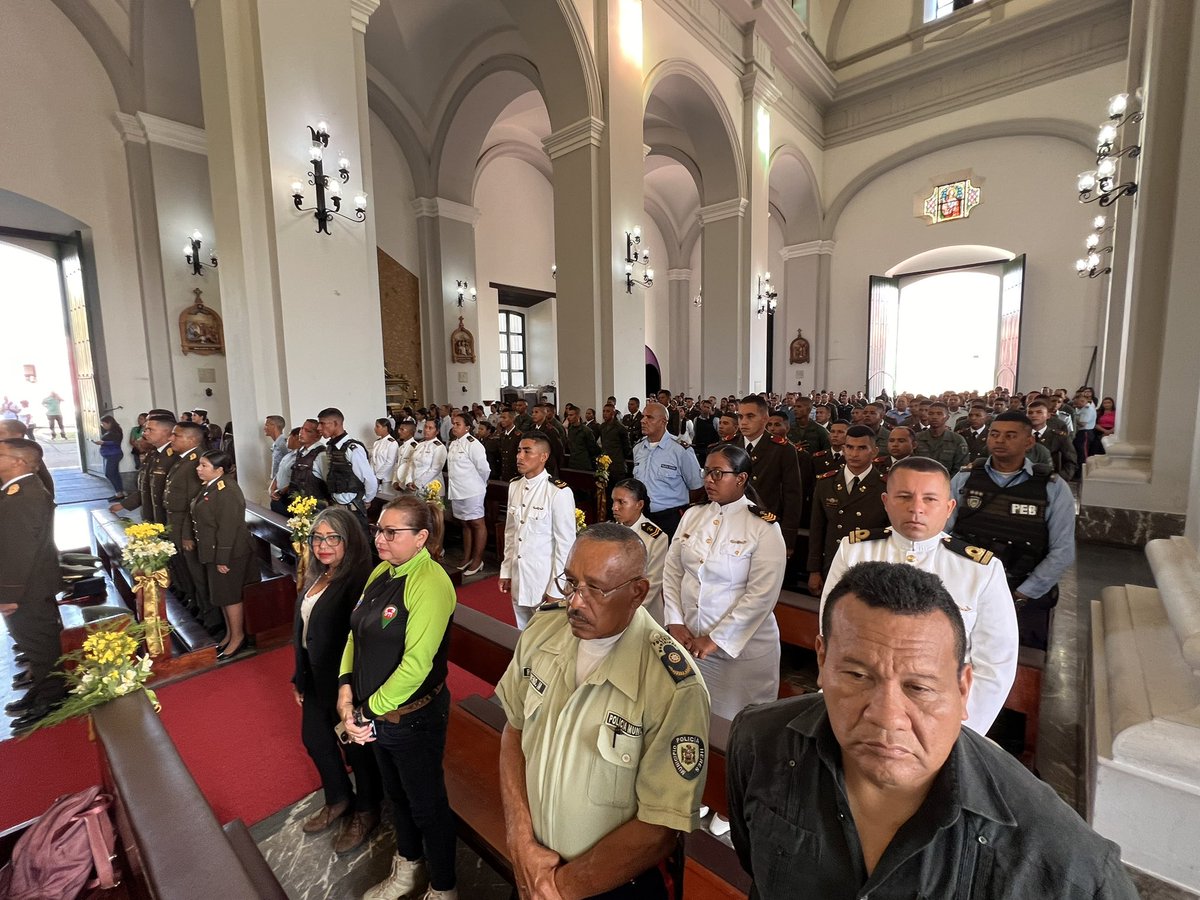 comandosergioh's tweet photo. Bajo una sola hermandad nos encontramos dando gracias en el marco de los #86 aniversarios de nuestra gloriosa #GNB, hombres y mujeres al servicio de la Patria #SúperBigoteEnAcción https://t.co/bSMbZnm41B