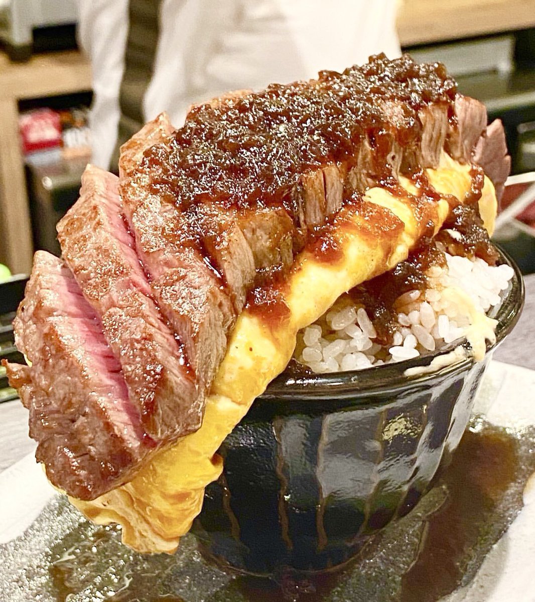 gourmetroad5's tweet photo. 愛知県名古屋市栄駅近くにある完全予約制の焼肉屋「焼肉little」の、ご飯の上に分厚い卵焼きとランプ肉をのせて特製ソースをかけた「オンザランプ」などが出てくる「オンザランプコース」✨ https://t.co/rJpBEJS6Xf