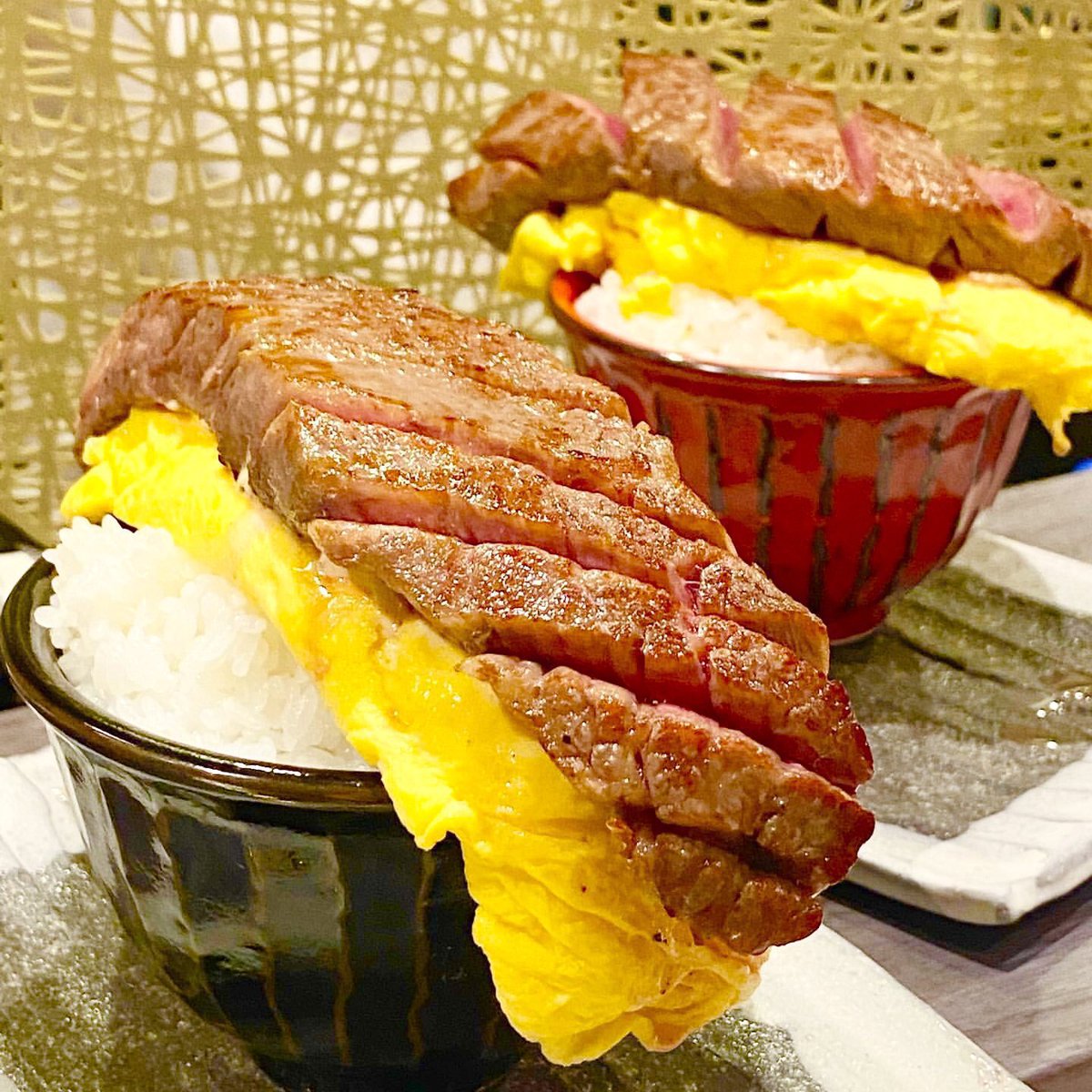 gourmetroad5's tweet photo. 愛知県名古屋市栄駅近くにある完全予約制の焼肉屋「焼肉little」の、ご飯の上に分厚い卵焼きとランプ肉をのせて特製ソースをかけた「オンザランプ」などが出てくる「オンザランプコース」✨ https://t.co/rJpBEJS6Xf
