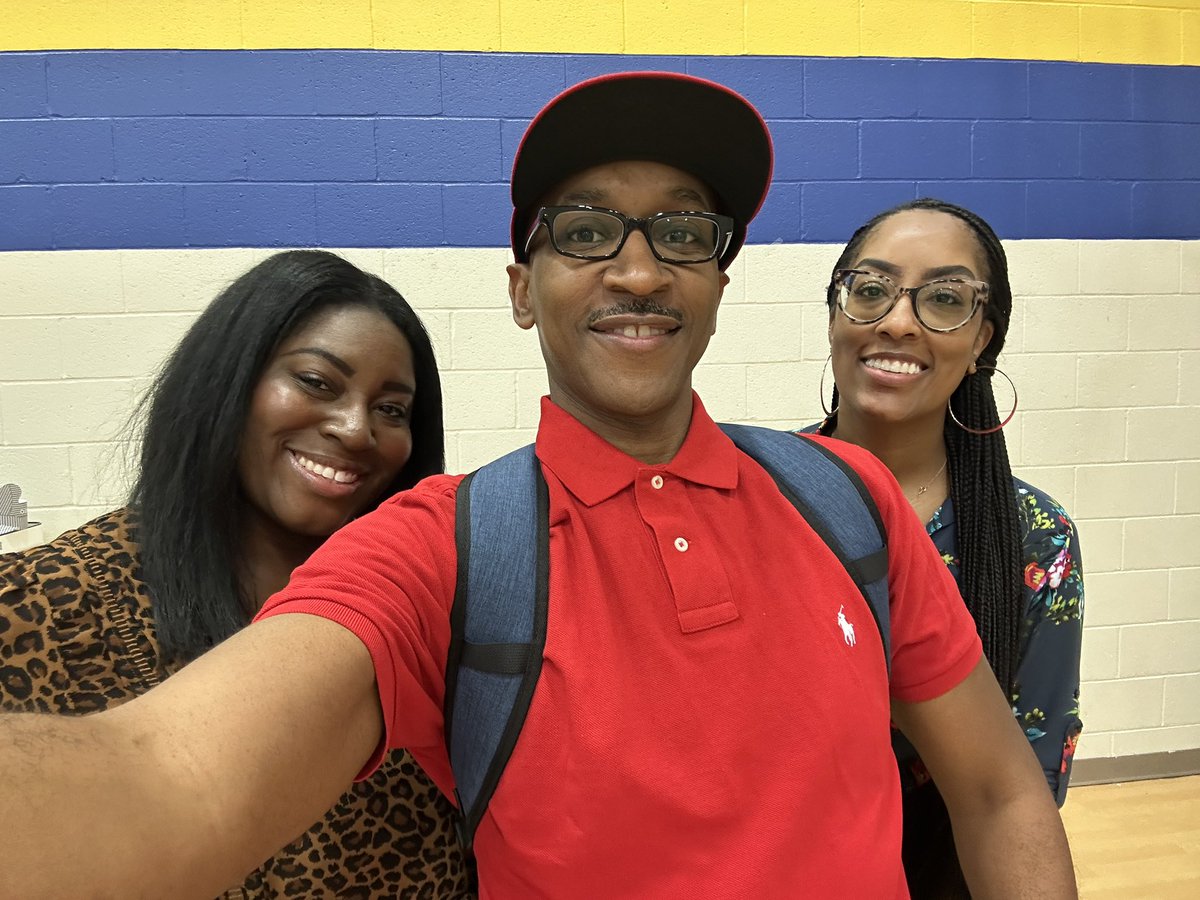drtimothyfarmer's tweet photo. Starting out day one with my family @APSDunbar_elem! I’m excited about what this school year will bring. The best is yet to come! @DunbarSessoms  @apsitnatasha @ahrosser @APSInstructTech @apsupdate https://t.co/t7hzeS3dhL