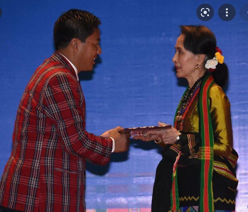 မြန်မာနိုင်ငံမှာ လူမျိုးတုံး သတ်ဖြတ်နေတဲ့ အကြမ်းဖက်စစ်အာဏာရှင်တွေက နိုင်ငံတော်အတိုင်ပင်ခံပုဂ္ဂိုလ် ဒေါ်အောင်ဆန်းစုကြည်၊ သမ္မတ ဦးဝင်းမြင့်နဲ့ မြန်မာနိုင်ငံတဝှမ်းက ထောင်သောင်းချီတဲ့ နိုင်ငံရေး အကျဉ်းသားတွေကို သူတို့ရဲ့ နာကျင်မှုဝေဒနာတွေ ထပ်မတိုးဘဲ ခြွင်းချက်မရှိ ချက်ချင်း