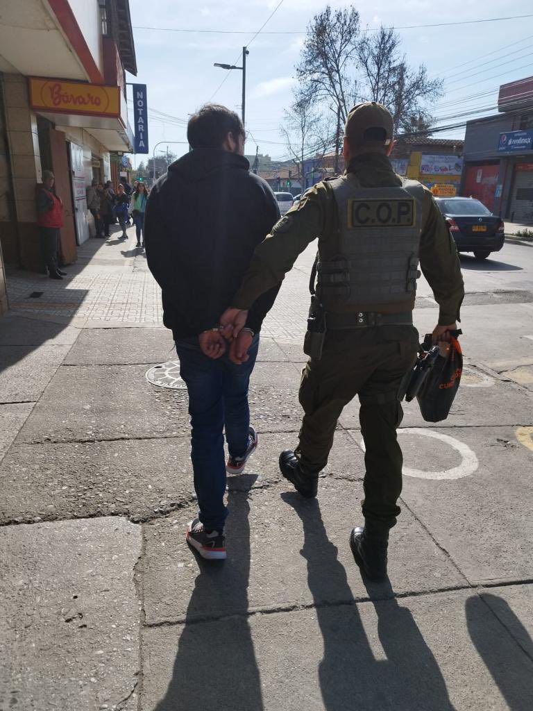 carab_ohiggins's tweet photo. @carab_ohiggins de la 7ª Com. COP, se desplegaron en calle Brasil, centro de Rancagua para prevenir delitos y tener cercanía con la comunidad. Detuvieron a 2 sujetos, cursaron 15 infracciones y realizaron 122 fiscalizaciones a personas, vehículos y locales comerciales. https://t.co/sDw59CaexX