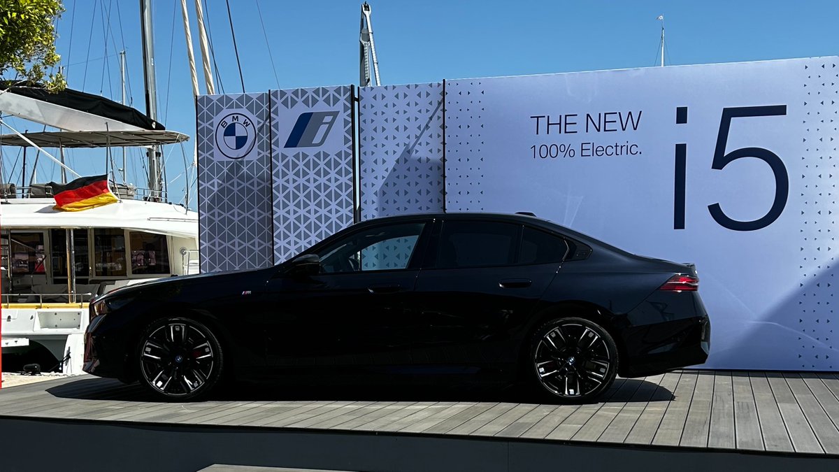BMWEspana's tweet photo. ¡El nuevo BMW i5 está causando sensación en la @CopaReyMAPFRE! Una berlina 100% eléctrica, combinación de exclusividad, movilidad premium y sostenibilidad, con hasta 582 km de autonomía (WLTP).

#BMW #THEi5 #BMWCopaSostenible
#CopaReyMAPFRE #MasQueUnaRegata https://t.co/ySukD5815K