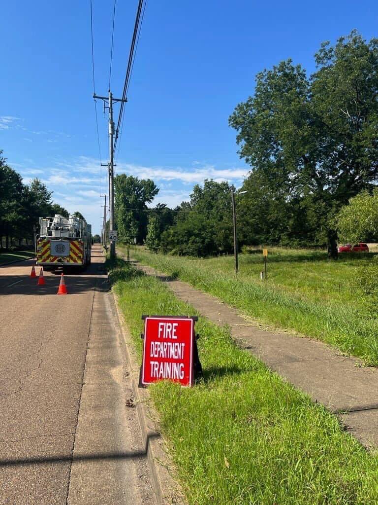 ColliervilleR's tweet photo. 🚨🚨Be Advised🚨🚨

Collierville Fire will be conducting live fire training exercises today in the area of Bailey Station Rd. between Houston Levee Rd. and Winchester Rd. https://t.co/LbiSjUfPRr