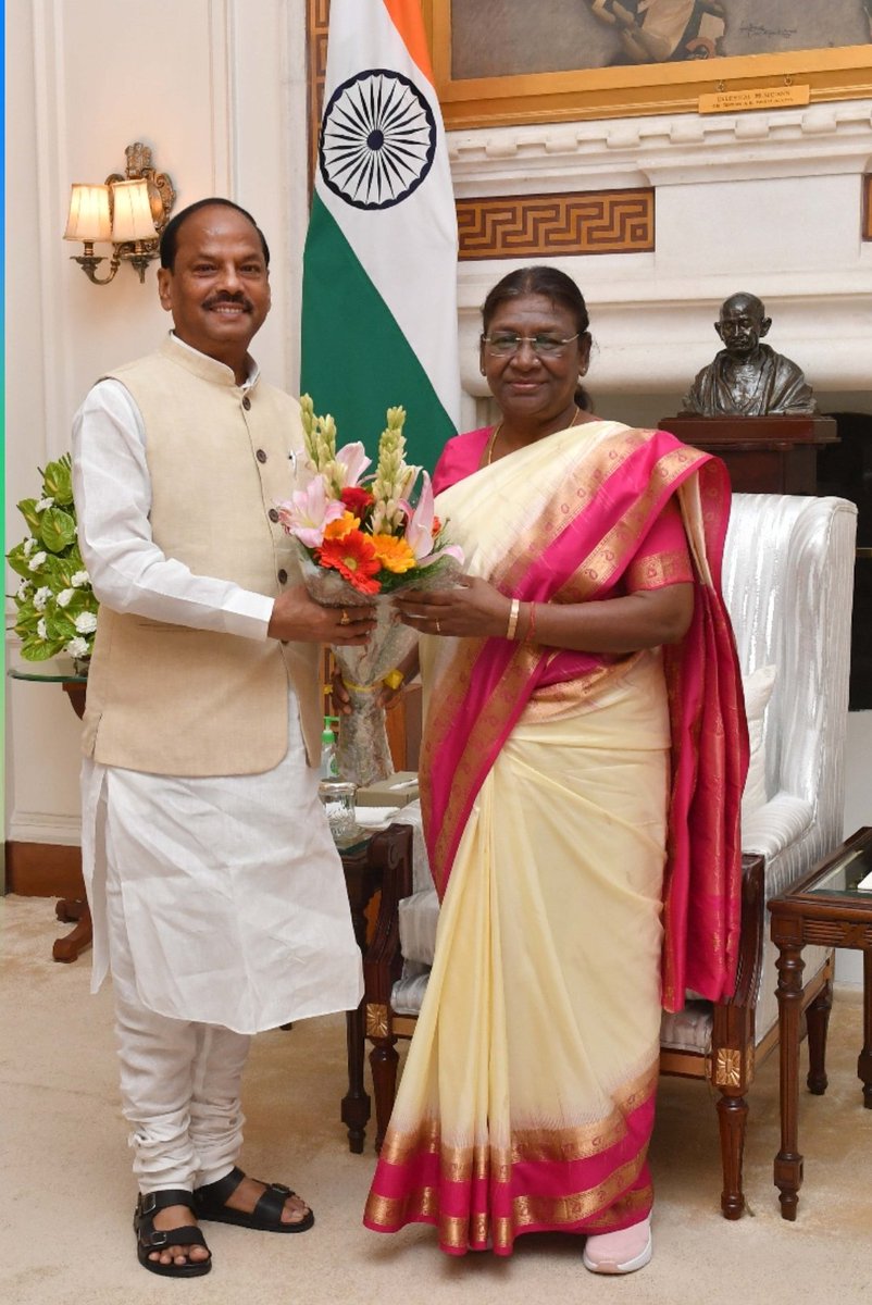 dasraghubar's tweet photo. नई दिल्ली में आज माननीय राष्ट्रपति महोदया श्रीमती द्रौपदी मुर्मू जी से शिष्टाचार मुलाकात की।

इस दौरान उनसे झारखंड की स्थिति पर विस्तार से चर्चा हुई। उन्हें बताया कि झारखंड में भ्रष्टाचार काफी बढ़ गया है और कानून-व्यवस्था की स्थिति पूरी तरह से चौपट हो गई है। आदिवासी महिलाओं के साथ बलात्कार और हत्याओं की घटनाएं चरम पर है।
@rashtrapatibhvn
