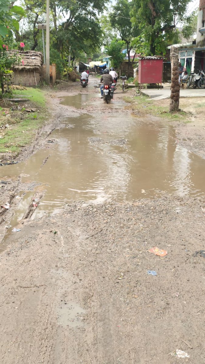 iBTiwari's tweet photo. बस्ती  लोक निर्माण विभाग चोर और भस्ट्रचारी है  इस��िए इस सड़क की ये बदहाली है  #गड्डामुक्त #सल्टौआ-मुड़बरा मार्ग
@JitinPrasada
@Brijesh_BJPUP
@CMOfficeUP
@uppwdofficial https://t.co/SHeEn2xzhn