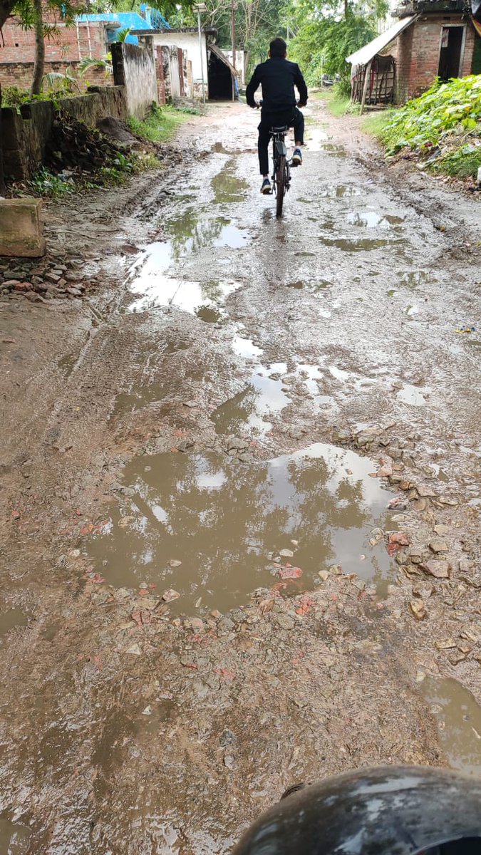 iBTiwari's tweet photo. बस्ती  लोक निर्माण विभाग चोर और भस्ट्रचारी है  इस��िए इस सड़क की ये बदहाली है  #गड्डामुक्त #सल्टौआ-मुड़बरा मार्ग
@JitinPrasada
@Brijesh_BJPUP
@CMOfficeUP
@uppwdofficial https://t.co/SHeEn2xzhn