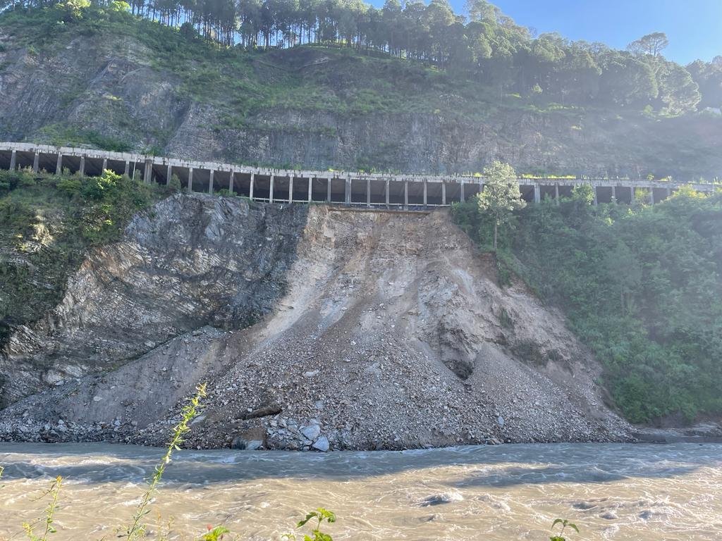 RNhidcl's tweet photo. चारधाम गंगोत्री मार्ग में NHIDCL द्वारा निर्मित सुरक्षा गैलेरी में घाटी की तरफ 30.07.2023 को भारी बारिश के कारण भू-स्खलन हुआ है।  मौके पर निरीक्षण में पाया गया कि सुरक्षा गैलेरी को इस भू-स्खलन से हानि नहीं हुयी है । NHIDCL सुरक्षित एवं सुचारू यातायात हेतु प्रतिबद्ध है। https://t.co/PjKPpxqX0S