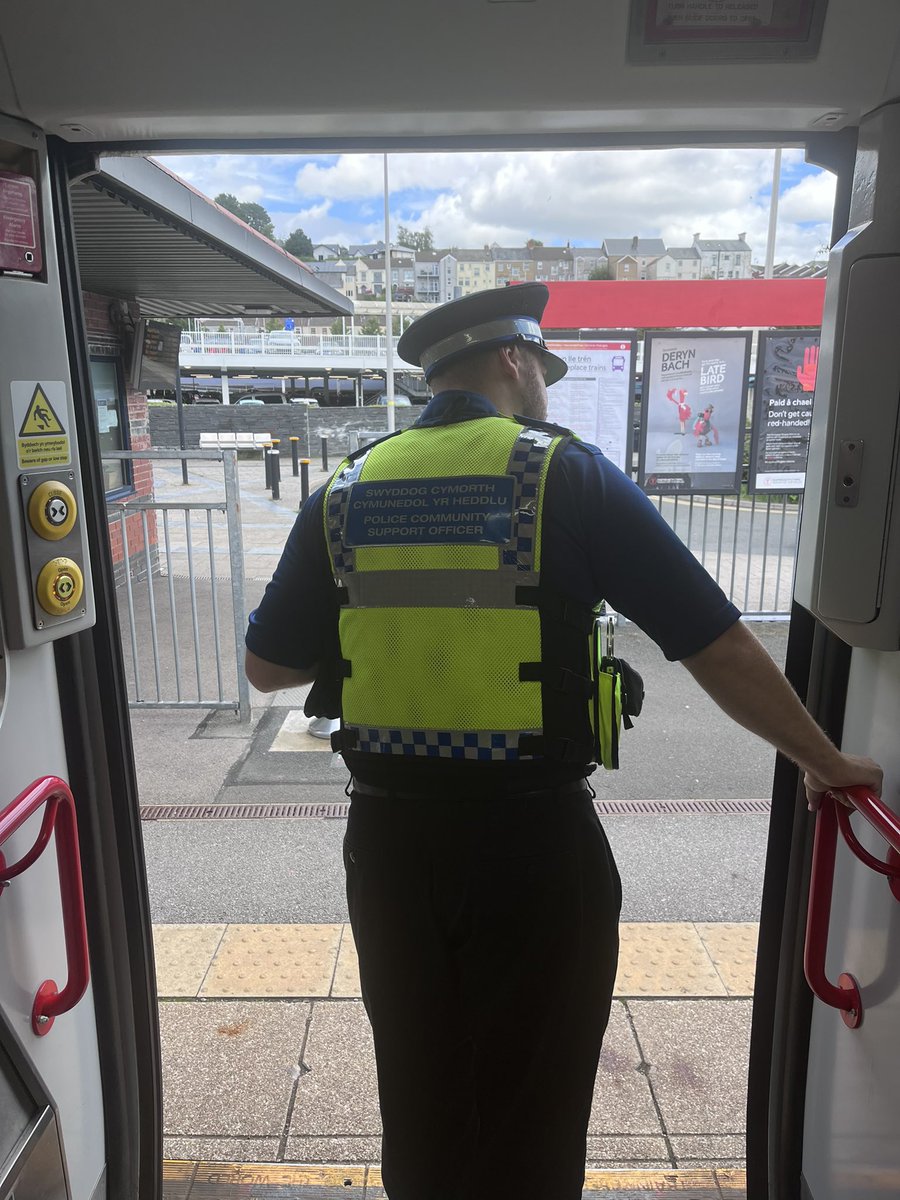 Officers have been patrolling the #MerthyrTydfil line on this beautiful summers afternoon ☀️

Make sure to only use the railway for travelling and report anything suspicious by texting 61016 or via the #RailwayGuardianApp 📱

#SummerHolidays #SafeTravels