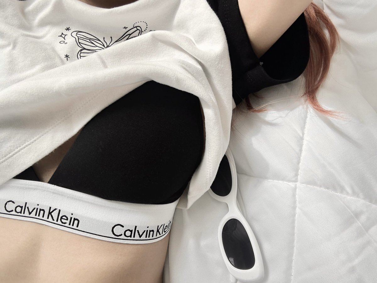 yoxrgravity's tweet photo. พูดจริง บราของ CK รุ่นนี้คือที่สุดของความเซ็กซี่ ;-; ใส่สบายมาก ชอบรุ่นนี้เพราะเจนนี่เลย ใส่รู้สึกแล้วสวย + ผ้านิ่มด้วย เอามาแมทช์กับเสื้อได้เยอะ https://t.co/M0ZxR8ik7V
