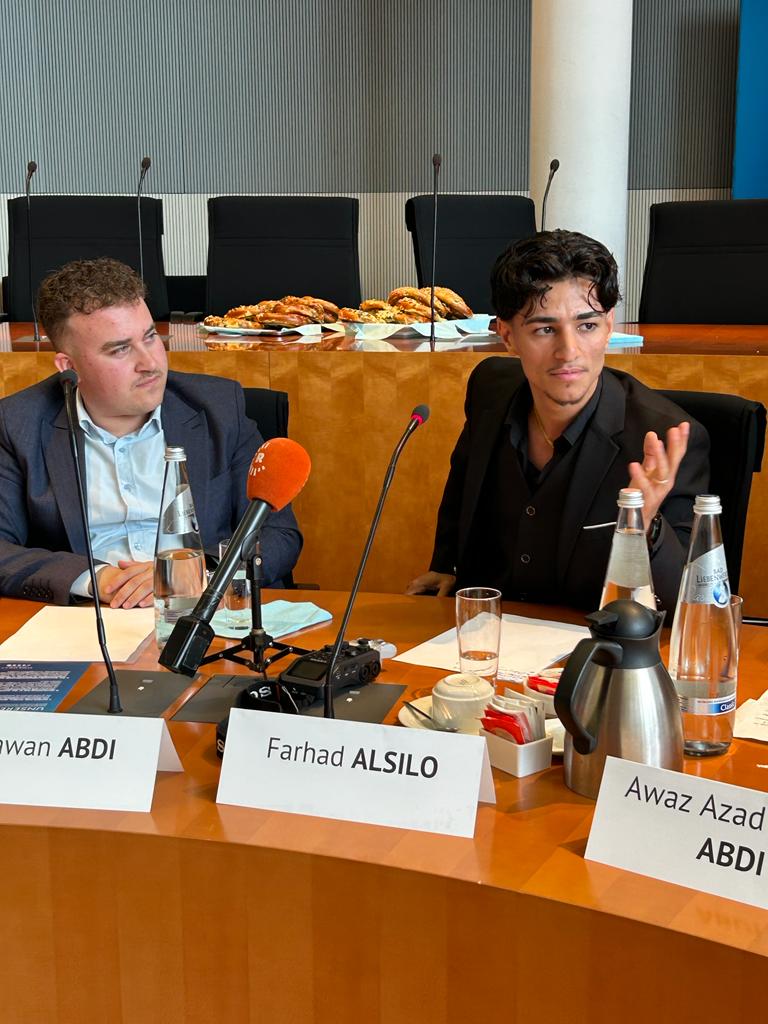 DuezenTekkal's tweet photo. Der Überlebende #Jeside @farhadalsilo berichtet: "Vor 9 Jahren wusste ich nicht, in welcher Sekunde ich umgebracht werde. Dass ich heute hier bin, dass ich hier sitze ist unbeschreiblich! Als Abiturient, als Autor, als @HawarHelp -Botschafter" #YazidiGenocide #HAWARCallToRemember https://t.co/S1jK5OjNB4