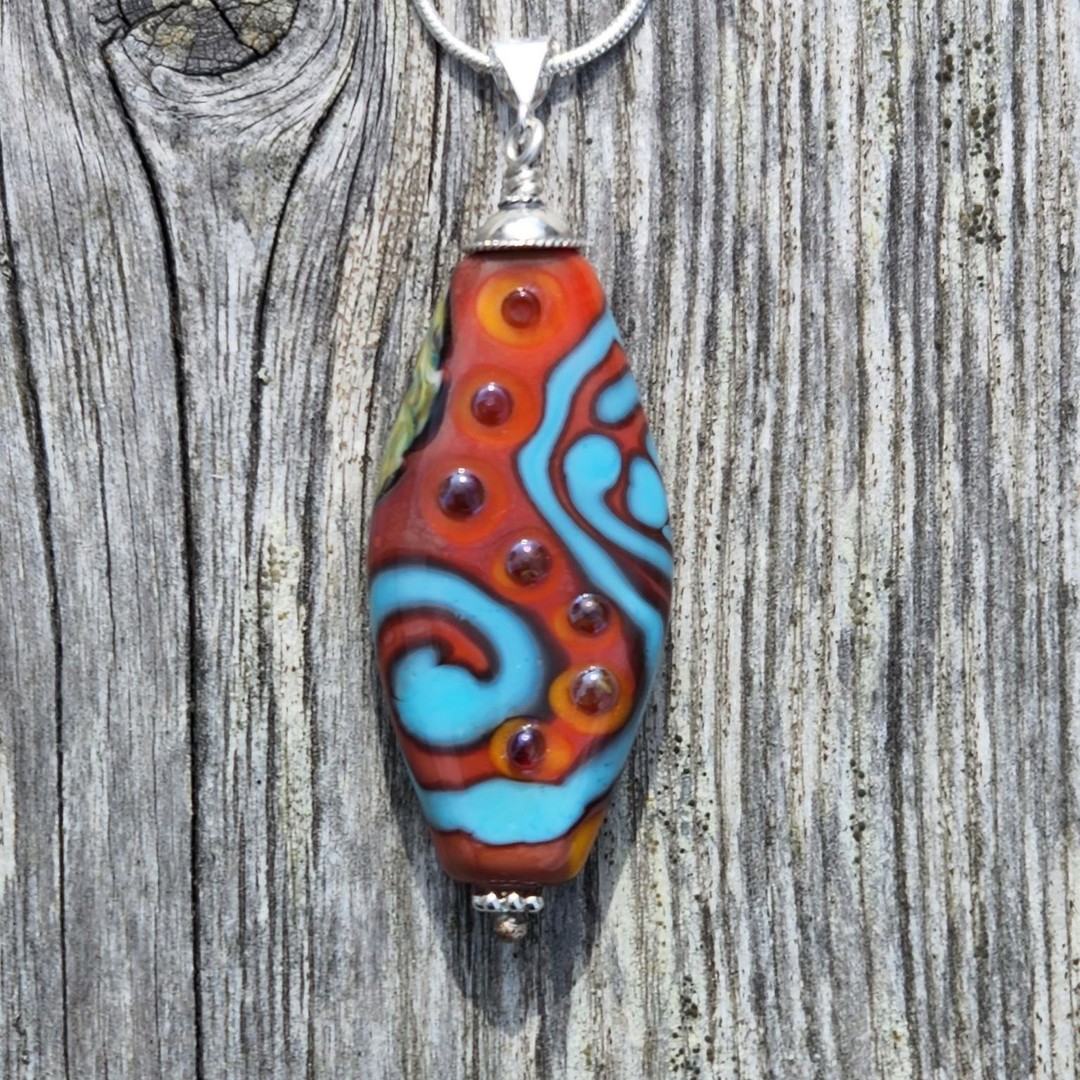 Cranberry_Glass's tweet photo. Such talented artists @HagsOnTheHill1 #peggyscove
Artist Deb created a striking pendent of blue & orange. complimentary colors & metal oxides so it really pops! Shout out to #deboraCrooks #fusedglass #lupin #blownbeads. You know how I love me some #glass esp local ! #jewelry https://t.co/Lx4KChf1bp