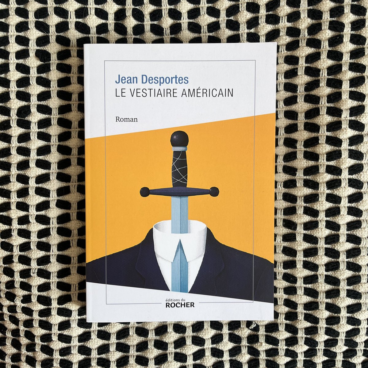 outetin's tweet photo. #mardiconseil « le vestiaire américain » de Jean Desportes aux #editionsdurocher Très bien écrit, ce roman est excellent.

#jeandesportes #lerocher #elite #bourgeoisie #critiquesociale #grandesecoles #travail #finance #capitalisme 
#rl2023 #roman #litterature @vendredilecture https://t.co/C3Qt1UXyor