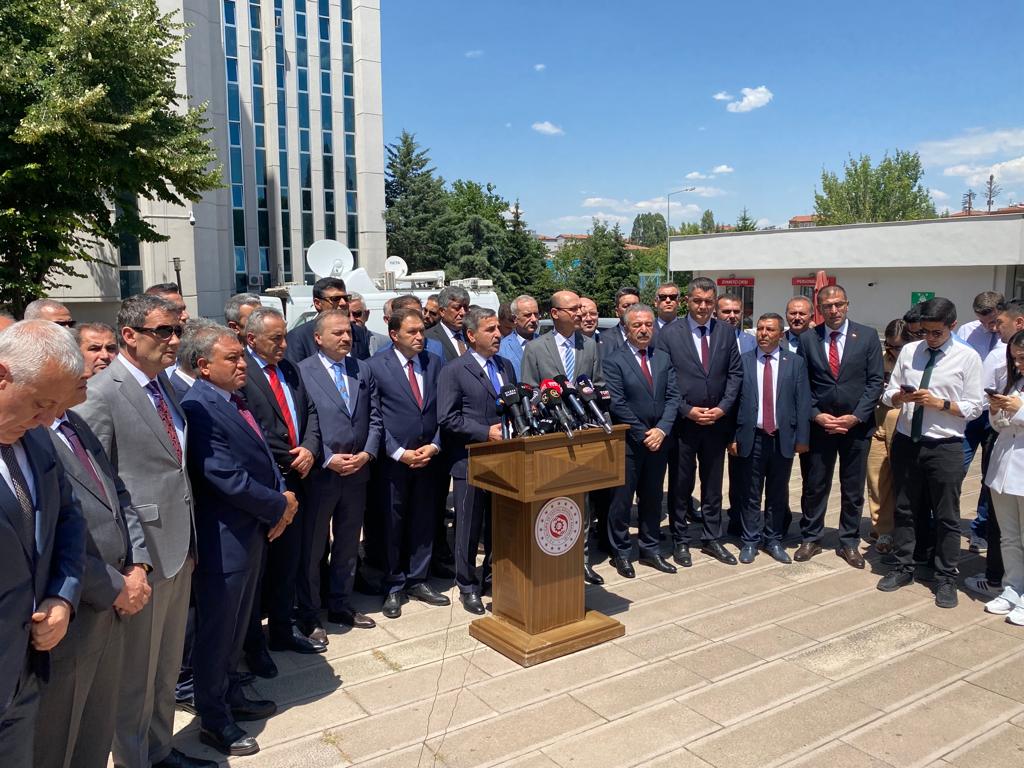 OnderKahveci's tweet photo. 7. Dönem Toplu Sözleşme görüşmeleri için Çalışma ve Sosyal Güvenlik Bakanlığı'nda basın toplantısı düzenledikten sonra Reşat Moralı toplantı salonuna geçerek 2024-2025 yıllarını kapsayan görüşmelere başladık. Toplu sözleşme görüşmelerinin şimdiden kamu görevlilerimize, emeklilerimize hayırlı ve uğurlu olmasını diliyorum.