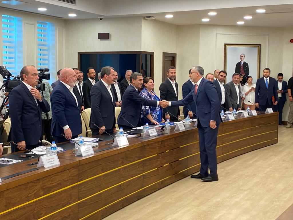 OnderKahveci's tweet photo. 7. Dönem Toplu Sözleşme görüşmeleri için Çalışma ve Sosyal Güvenlik Bakanlığı'nda basın toplantısı düzenledikten sonra Reşat Moralı toplantı salonuna geçerek 2024-2025 yıllarını kapsayan görüşmelere başladık. Toplu sözleşme görüşmelerinin şimdiden kamu görevlilerimize, emeklilerimize hayırlı ve uğurlu olmasını diliyorum.