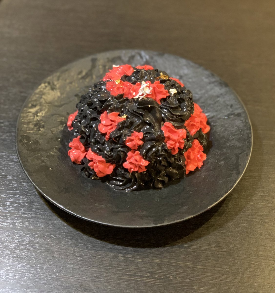 jigenfirefly's tweet photo. 紫陽花・婆娑羅
私の記憶が確かならば、メニュー、別撰、本日のかき氷、只今のかき氷、一期一会のかき氷、明日は明日の風が吹く的なメニューで『婆娑羅』と名が付くのを目の当たりにするのは約15年振り！伝説の婆娑羅！
時空を次元を超え不死鳥のように再び降臨！
その煌びやかな佇まいは正にBASARA！ https://t.co/AehbCvLwDk