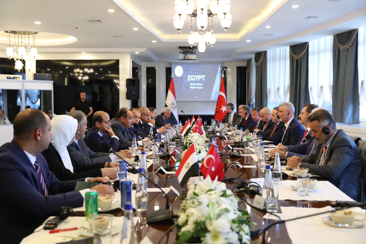 omerbolatTR's tweet photo. Mısır Ticaret ve Sanayi Bakanı Sayın Ahmet Samir Saleh ile bir araya gelerek ülkelerimiz arasındaki ticari ve ekonomik ilişkileri değerlendirdik, ekonomik ilişkilerimizde yeni bir yol haritası belirledik.

Mısır ile karşılıklı ticaretimizi 5 yıl içinde 15 Milyar dolara ulaştırmayı, Serbest Ticaret Anlaşmamızı geliştirmek için Ortak Komite Toplantımızı gerçekleştirmeyi, yatırımlar ve müteahhitlik hizmetlerindeki işbirliğimizi geliştirmeyi, yerel paralarda ticaret imkanlarını araştırmayı kararlaştırdık.  

Bu toplantıda aldığımız kararları takip etmek üzere, Yüksek Düzeyli Ticari İstişare Mekanizması çerçevesinde kısa süre içinde Kahire’de bir araya geleceğiz.

Konuğum Bakanla birlikte, ayrıca Türkiye ile Mısır’dan iş dünyası kuruluşlarının başkanlarının katılım sağladıkları çalışma toplantısı gerçekleştirdik. Mısır ile Türkiye arasındaki ticari ve ekonomik ilişkilerin geliştirilmesine yönelik özel sektör görüş ve değerlendirmelerini dinledik.
