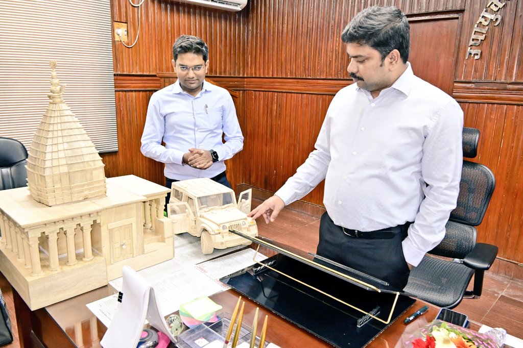 लकड़ी फर्नीचर हस्तशिल्पियों एवं कारीगरों को प्रोत्साहित करने के उद्देश्य से कुल 50 हस्तशिल्पियों के बीच उन्नत औजार वितरण किया गया। कारीगरों को सुविधा प्रदान करने हेतु वर्कशेड बनाए जायेंगे तथा जिला प्रशासन द्वारा हर संभव सहयोग प्रदान किया जाएगा।
<a href="/HemantSorenJMM/">Hemant Soren</a>