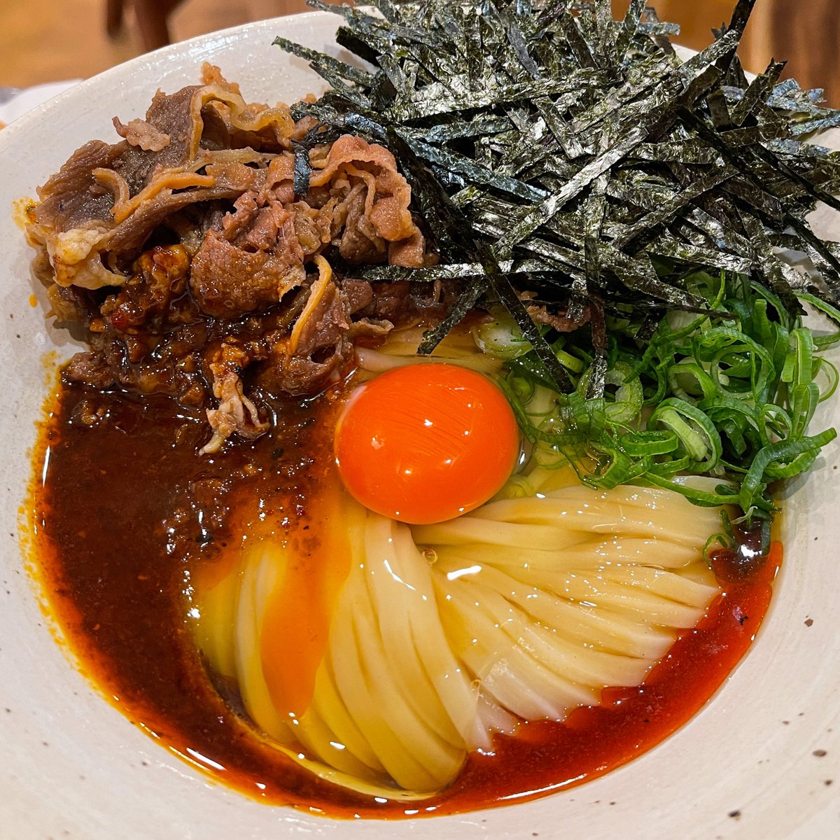 muni_gurume's tweet photo. 【新堀】
@東京：代々木駅から徒歩1分

ニンニクの香り漂う「麻ラー油釜玉うどん」を食べられるお店。
打ち立て・切りたて・茹でたてのうどん麺は柔らかくツルっとのど越し抜群！
麻���の香ばしさとニンニクの香りが最高で、じっくり煮込んだ牛肉入りの贅沢うどんです🍜 https://t.co/Nyxh9mEksS