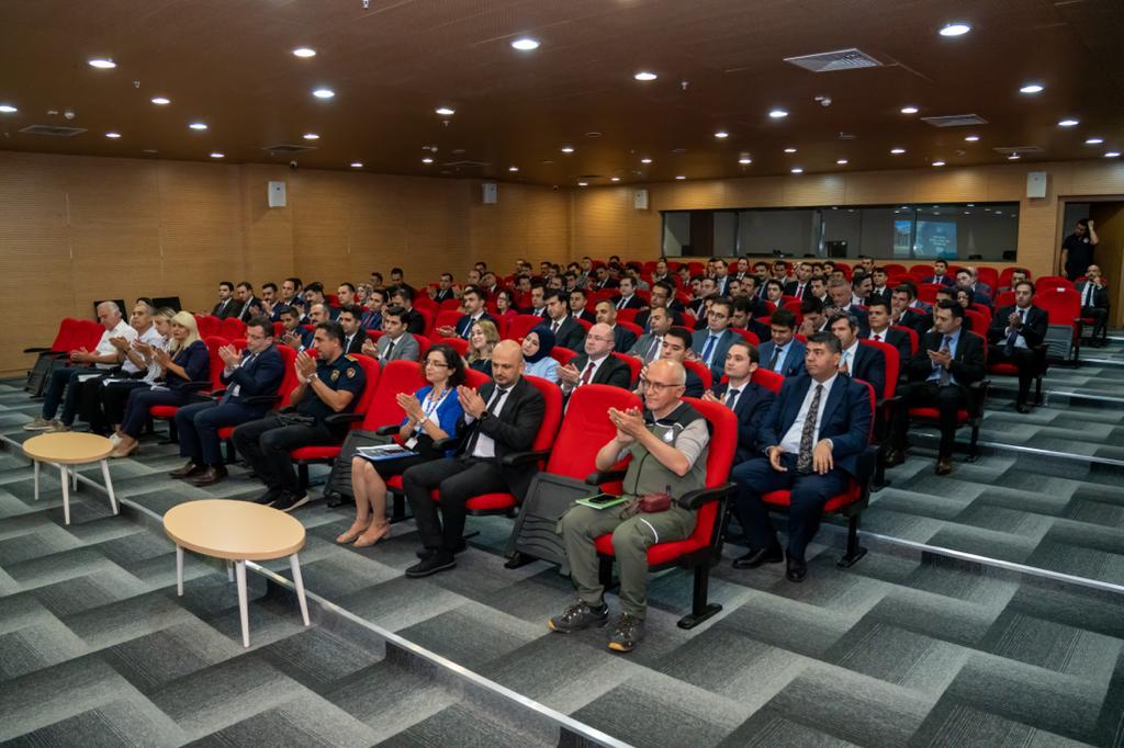 108. Dönem Kaymakamlık Kursu kapsamında Kaymakam adaylarımızı merkezimizde ağırladık. Vali Yardımcımız Sn.Turan YILMAZ, AÇM Müdürümüz Sn. Funda DARICI ve paydaş kurum birim sorumlularımız merkezimizde yürütülen faaliyetler hakkında kaymakam adaylarına bilgi verdi.