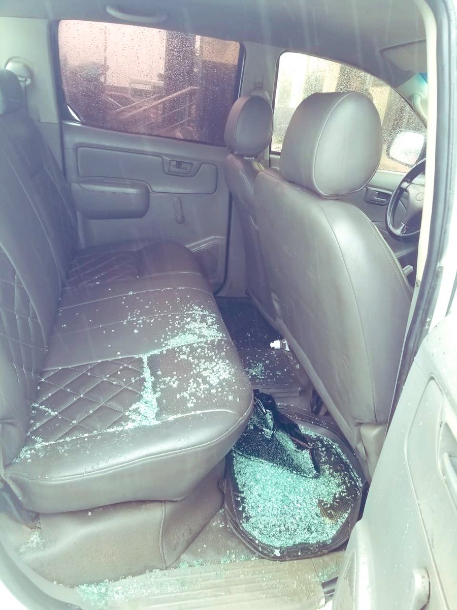 barristerkobby's tweet image. PLEASE SHARE🙏🏾
ATTENTION! ATTENTION! ATTENTION!

Yesterday (31.07.23) evening, around 8.30pm, thieves shattered my dad's car window and broke into it while parked along the streets of Poki House-Airport. They made away with his office carrier bag that contained his laptop,