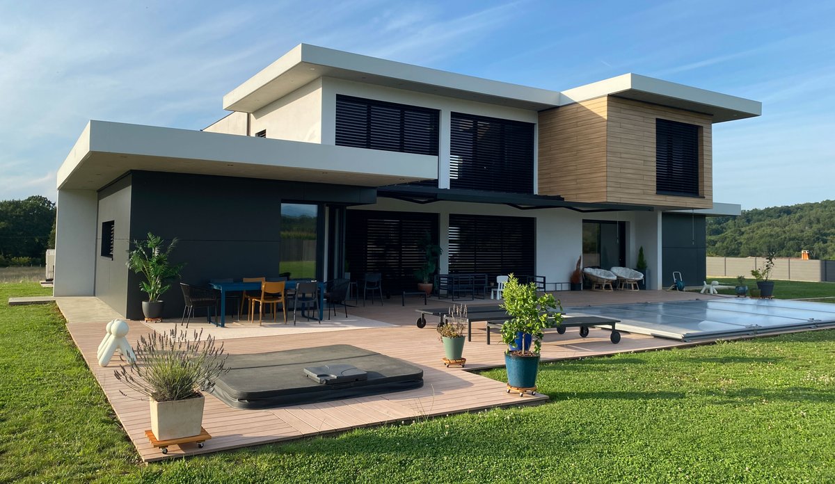 ArchiScenario's tweet photo. Visite de la maison à cubes emboités, terminée en 2017, sur laquelle nous allons maintenant réaliser une extension et installer des panneaux solaires photovoltaïques avec Electron Libre : https://t.co/rSDZ9U5TcN - https://t.co/K7pOPN4Q2E https://t.co/sjecaM10FZ