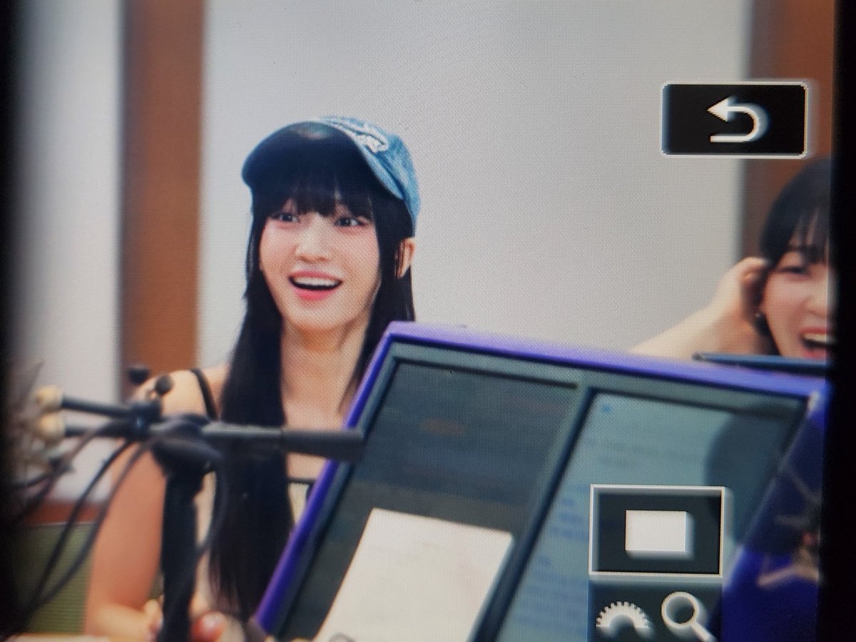 khuracle's tweet photo. 230801 GOT7 영재의 친한친구 preview #유빈

더쇼 1등 축하해~ 여름엔 오마이걸이 들려~

@8_OHMYGIRL @WM_OHMYGIRL 
#오마이걸 #유빈 #OHMYGIRL #YUBIN #yubin https://t.co/slu4OJNAAO