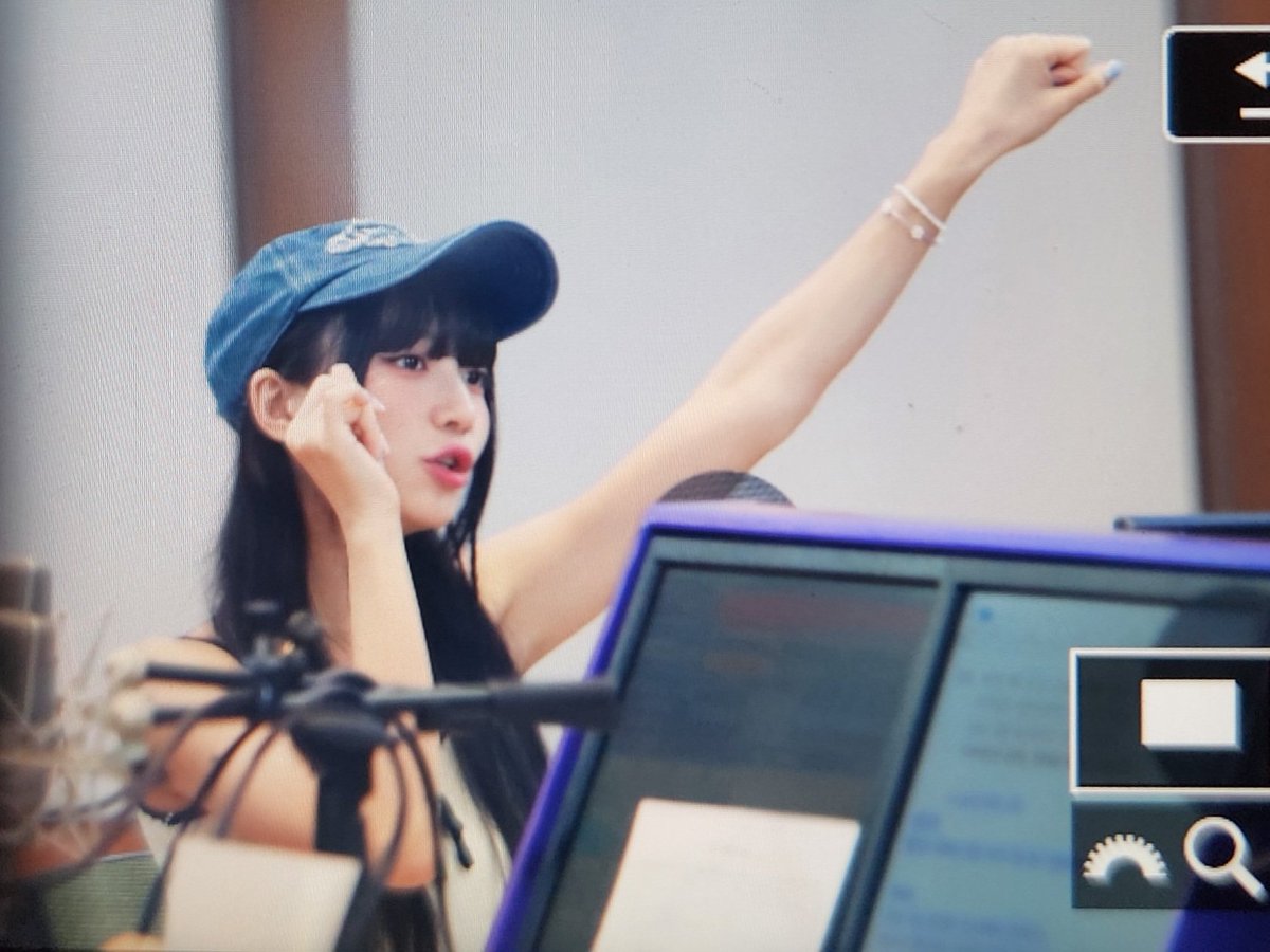 khuracle's tweet photo. 230801 GOT7 영재의 친한친구 preview #유빈

더쇼 1등 축하해~ 여름엔 오마이걸이 들려~

@8_OHMYGIRL @WM_OHMYGIRL 
#오마이걸 #유빈 #OHMYGIRL #YUBIN #yubin https://t.co/slu4OJNAAO