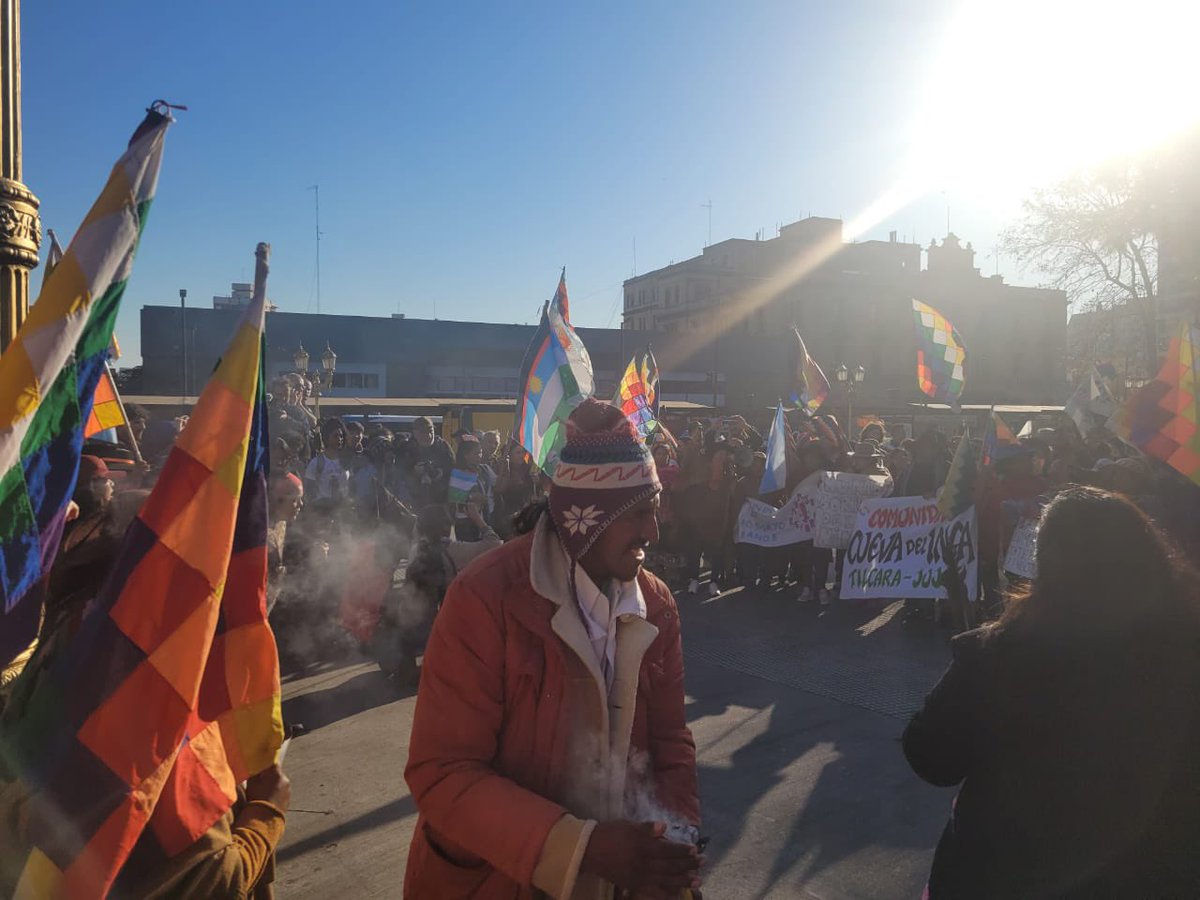 ✊🏻 En el Día de la Pachamama, acaba de llegar el Tercer Malón de la Paz a la Plaza Miserere, en la Ciudad de Buenos Aires. Desde aquí caminará por la avenida Rivadavia y pasará por la puerta del Congreso camino al Obelisco, para luego ir a la Corte Suprema de la Nación. #Jujuy