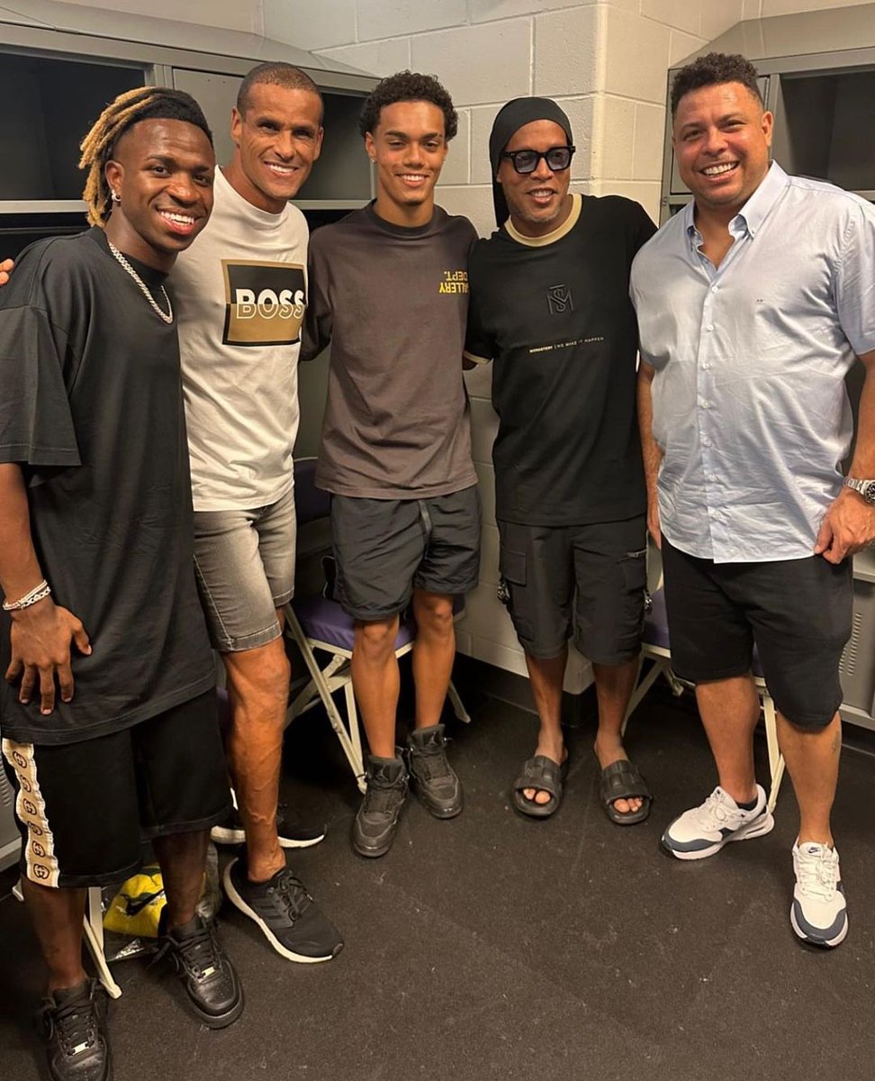 10Ronaldinho's tweet photo. Carregou aí?? Kkkkkk 🇧🇷🤙🏾 https://t.co/0arleK7i4d