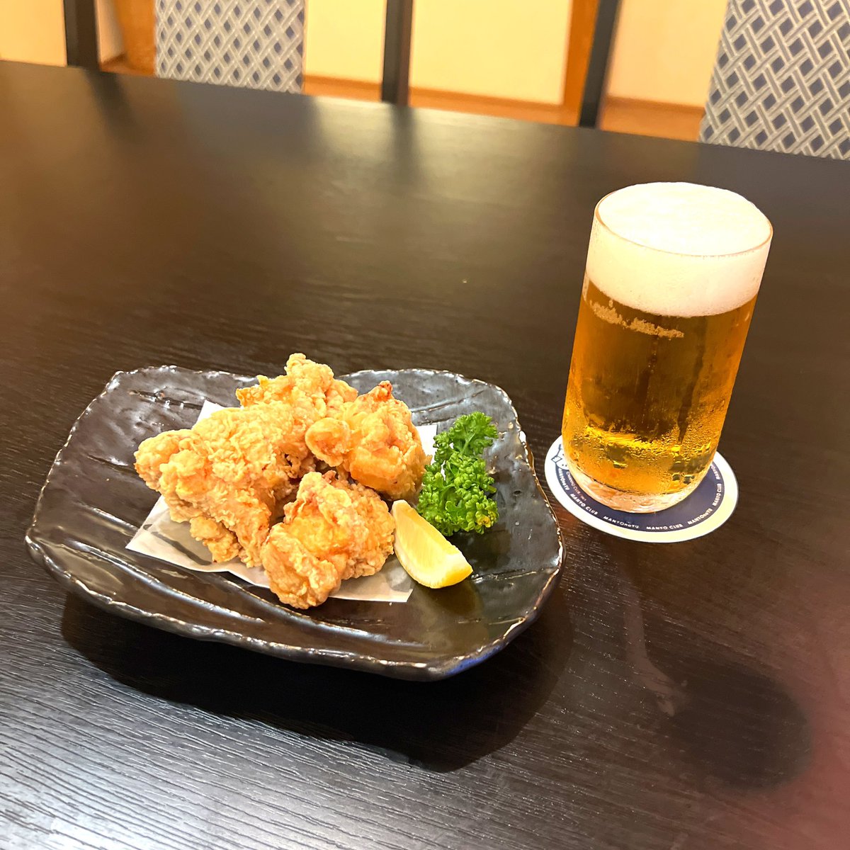 kusapii's tweet photo. お休みだけど仕事に集中したくて博多万葉倶楽部！お仕事も捗ってごろごろ漫画読んで終始リラックスできて最高だな？🤔
みなとみらいの想像して行ったらちょいちょい廃れてて地方感あったけどそこがまたいい！夏のビールほど美味しいもんない🍺 https://t.co/P6dNSLqHUH