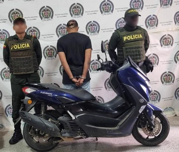 PoliciaColombia's tweet photo. Continúan las capturas de personas dedicadas a cometer delitos y generar inseguridad en la comunidad en diferentes zonas del país. Seguimos trabajando por la #SeguridadEnElTerritorio. https://t.co/b5sd0oiMNC