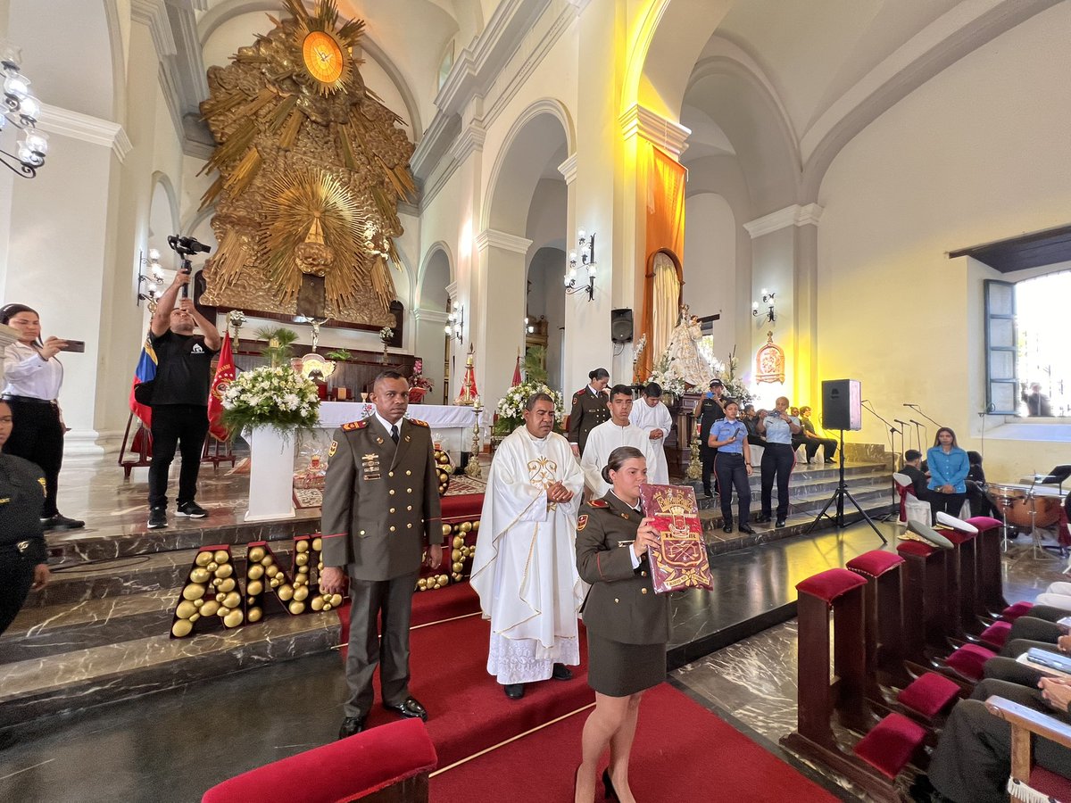 comandosergioh's tweet photo. Nuestros hombres y mujeres de la Patria, realizan el acto de ofrendas y de esta manera elevar sus oraciones para el bienestar del pueblo y protección de la nación #SúperBigoteEnAcción https://t.co/0jQwCOHvGV