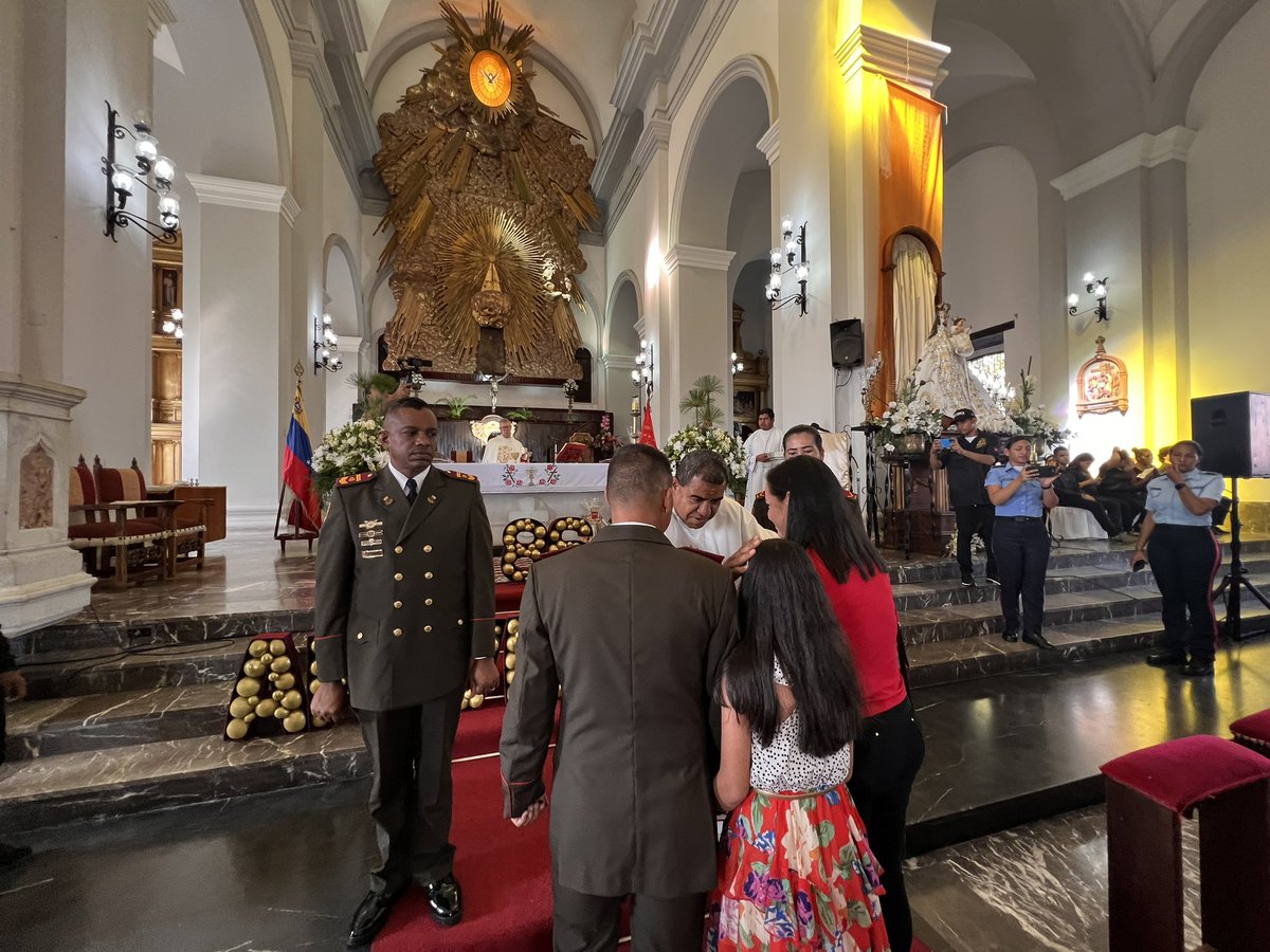 comandosergioh's tweet photo. Nuestros hombres y mujeres de la Patria, realizan el acto de ofrendas y de esta manera elevar sus oraciones para el bienestar del pueblo y protección de la nación #SúperBigoteEnAcción https://t.co/0jQwCOHvGV