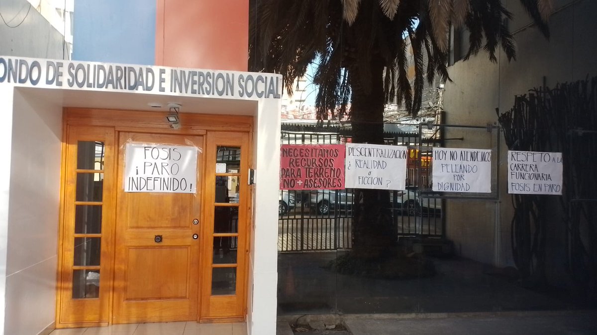 anffos's tweet photo. ANFFOS y el Sindicato de Honorarios Fosis inician hoy Paro indefinido exigiendo cumplimiento de compromisos a autoridades de Fosis y de Ministerio Desarrollo Social, respecto a mejoramiento de condiciones laborales @anefchile  @GiorgioJackson https://t.co/ZEoAVXmvuh