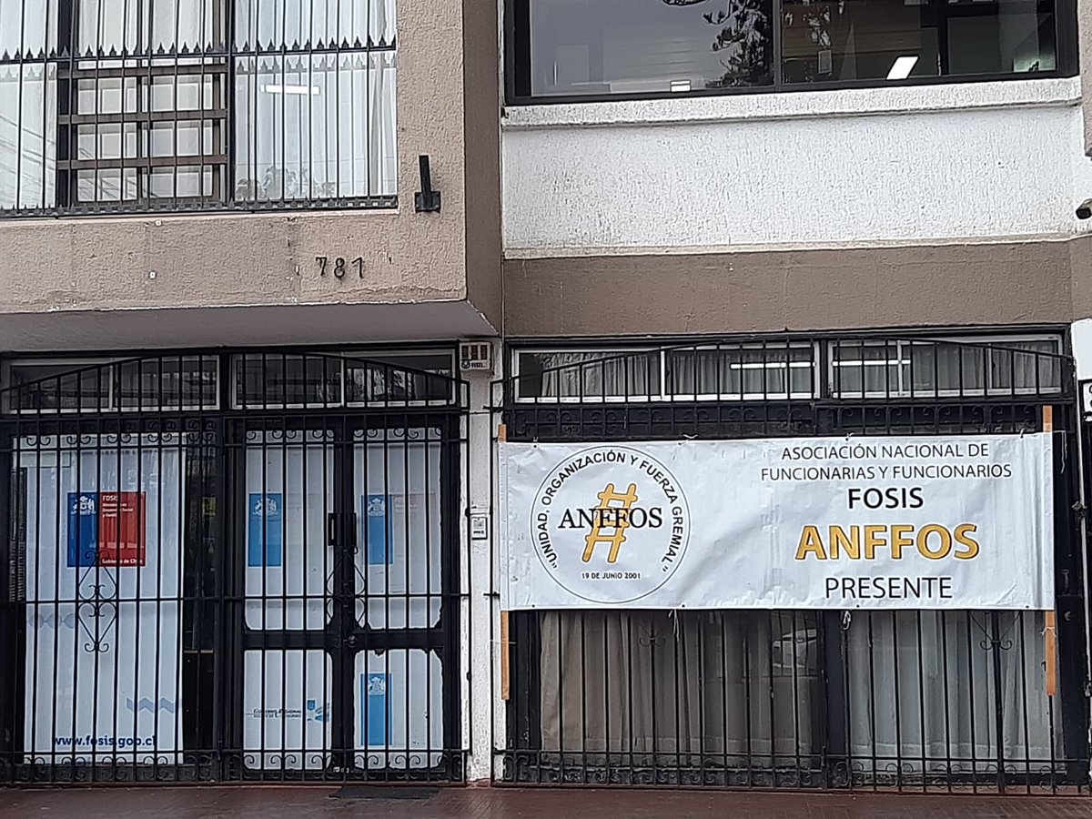 anffos's tweet photo. ANFFOS y el Sindicato de Honorarios Fosis inician hoy Paro indefinido exigiendo cumplimiento de compromisos a autoridades de Fosis y de Ministerio Desarrollo Social, respecto a mejoramiento de condiciones laborales @anefchile  @GiorgioJackson https://t.co/ZEoAVXmvuh