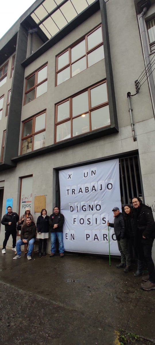anffos's tweet photo. ANFFOS y el Sindicato de Honorarios Fosis inician hoy Paro indefinido exigiendo cumplimiento de compromisos a autoridades de Fosis y de Ministerio Desarrollo Social, respecto a mejoramiento de condiciones laborales @anefchile  @GiorgioJackson https://t.co/ZEoAVXmvuh