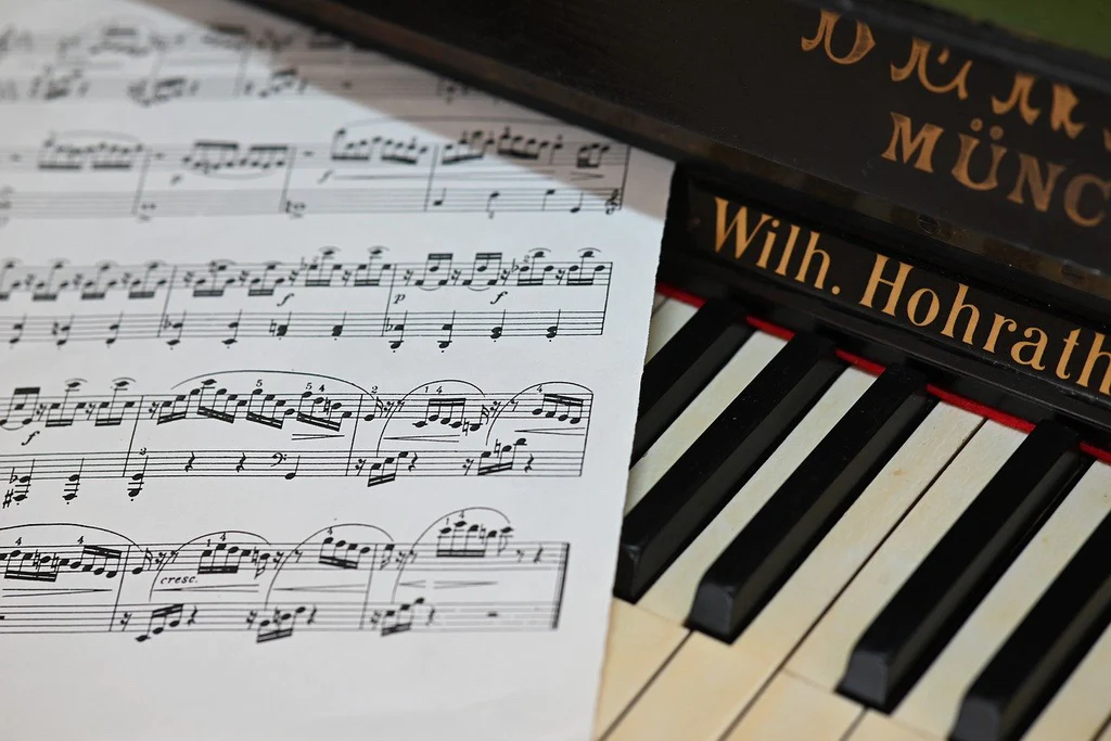 instrumentum_ch's tweet photo. 🎹 Das Klavier ist eines der vielseitigsten und ausdrucksstärksten Instrumente, und es bietet Anfängern eine Fülle von Stücken, die sie einfach spielen können. Wir zeigen dir die besten davon: https://t.co/q67WDugyGC #klavier #klavierspielen #klavierunterricht #musikblog https://t.co/kSmdiKApnE
