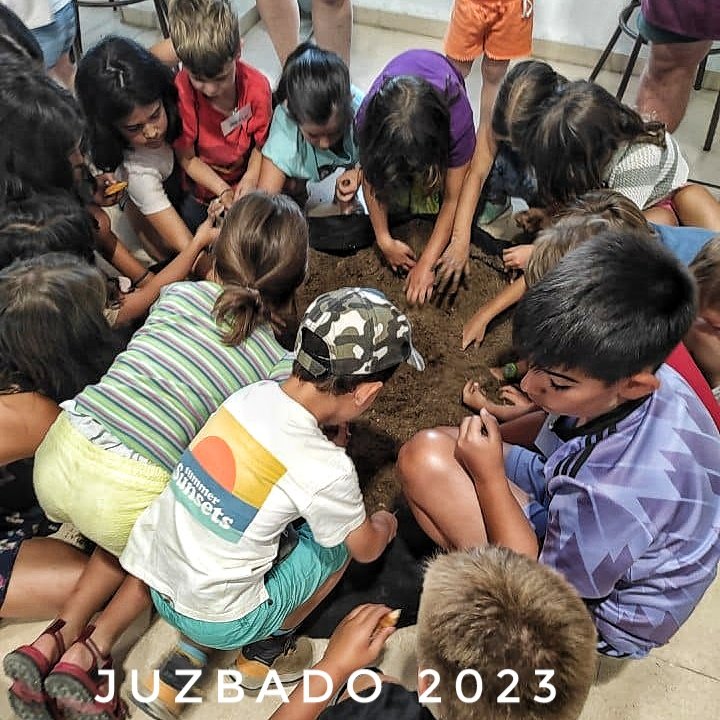 Museodelafalla's tweet photo. La geología de juventud. La mejor medicina para llenar las facultades del mañana.
(Todos los años realizamos #Geoexperimentos para los más pequeños de #Juzbado, aquí tenéis alguna foto de este año 2023)
#Museodelafalla https://t.co/x3buoXeQhU