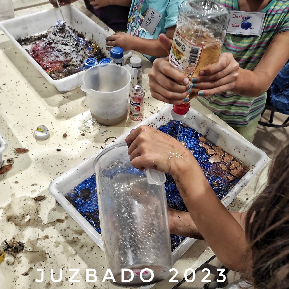 Museodelafalla's tweet photo. La geología de juventud. La mejor medicina para llenar las facultades del mañana.
(Todos los años realizamos #Geoexperimentos para los más pequeños de #Juzbado, aquí tenéis alguna foto de este año 2023)
#Museodelafalla https://t.co/x3buoXeQhU