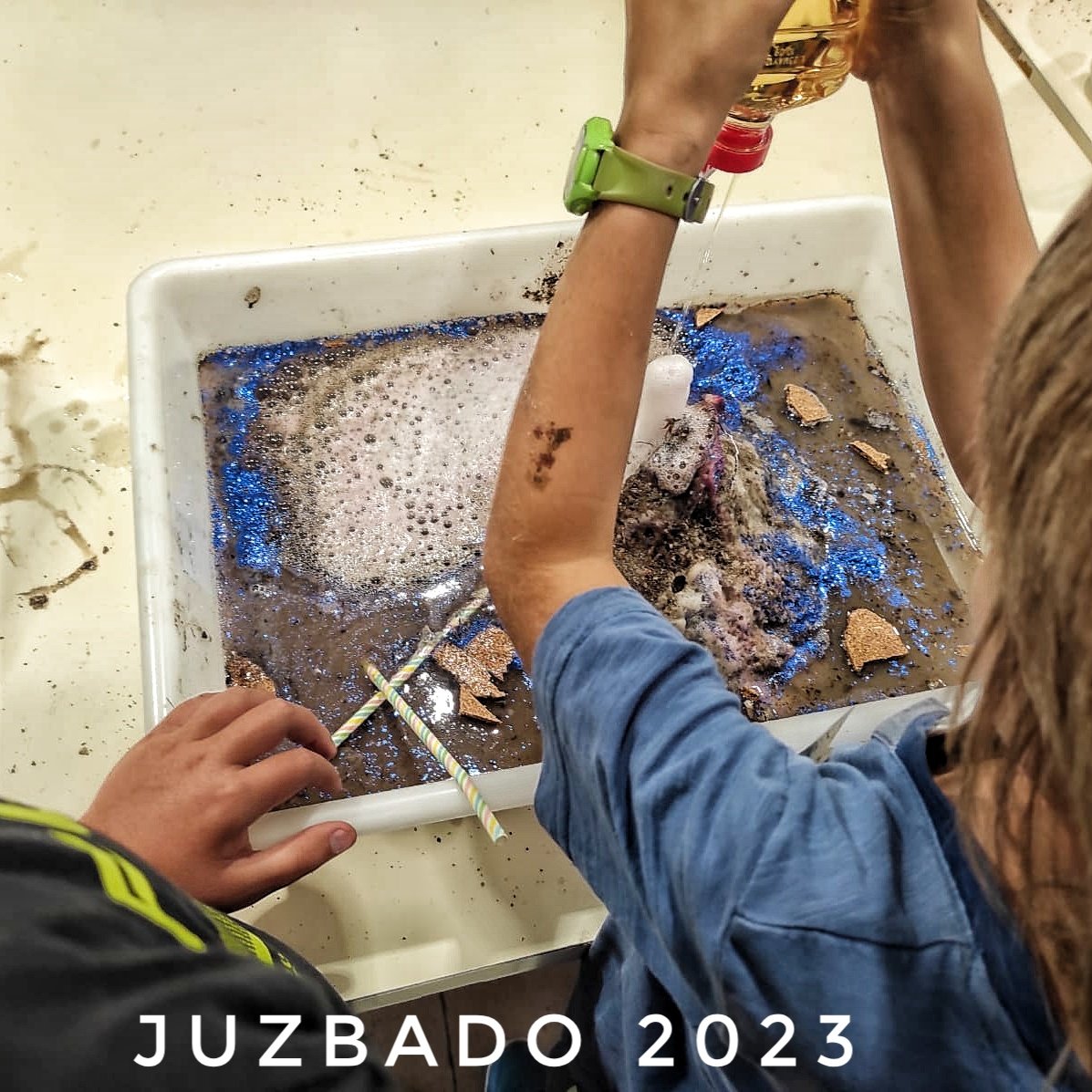 Museodelafalla's tweet photo. La geología de juventud. La mejor medicina para llenar las facultades del mañana.
(Todos los años realizamos #Geoexperimentos para los más pequeños de #Juzbado, aquí tenéis alguna foto de este año 2023)
#Museodelafalla https://t.co/x3buoXeQhU
