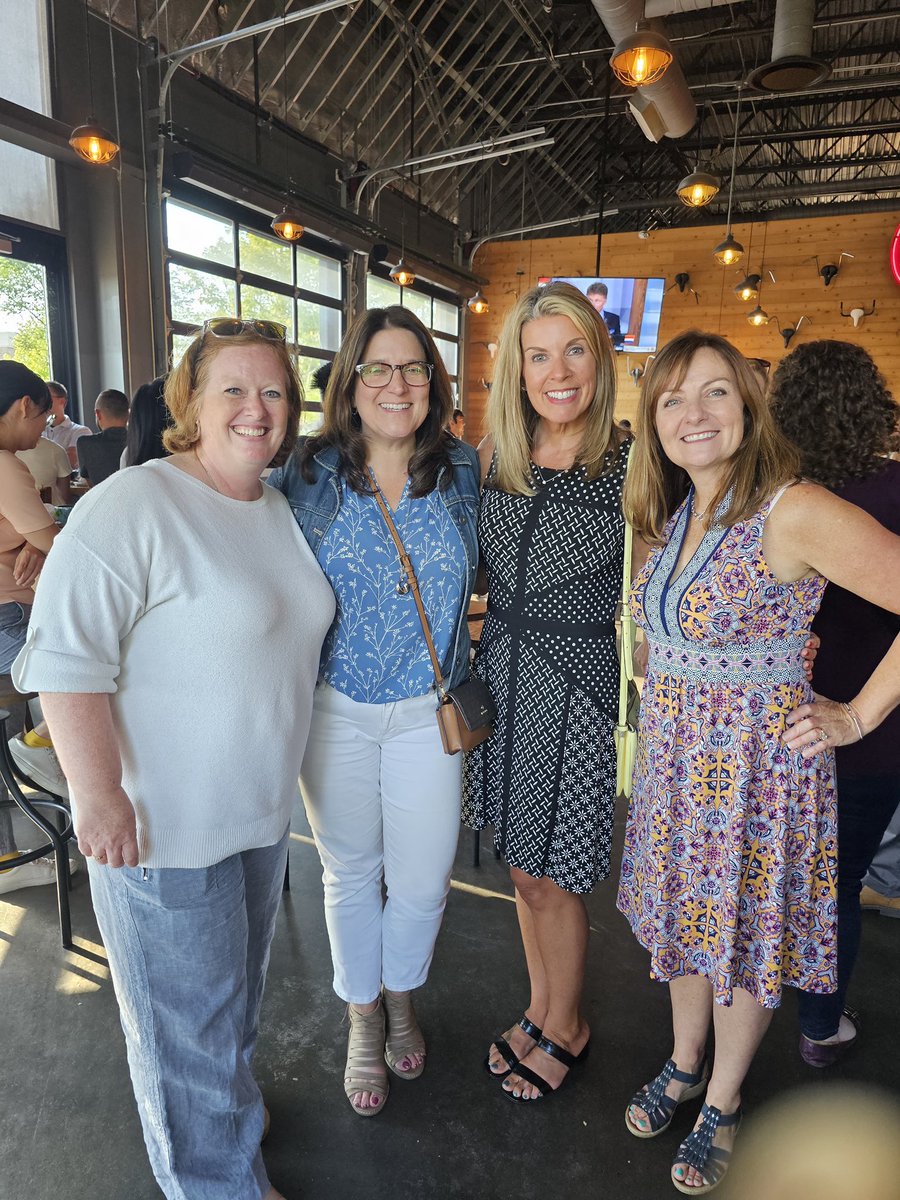 LER_Illinois's tweet photo. We had a great social hour with our Minneapolis #aLERmni last Wednesday! Great range of graduation years and companies, and a good time was had by all. So glad you could join us!
#LERve #aLERmni #MHRIRatILLINOIS #LER https://t.co/P5sf7skuj6