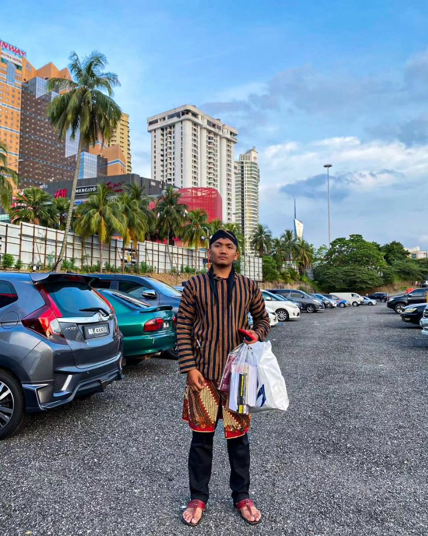 ArepJawa's tweet photo. Bismillah. Ini adalah jalan terakhir. Ibu asyik tanya je aku tak ada pasangan ke tahun depan nak masuk 30 sen. Haihh ibu ni haritu kemain tak lepaskan aku. Sekarang, dia yang beriya. 

Semoga @TwtJodohMY dapat membantu. Kalau berminat, tegak je DM tak usah berbunga-bunga. 😊 https://t.co/9tqAkkFzrN